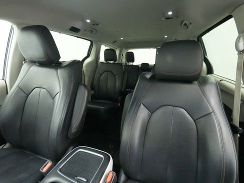 Used 2018 Chrysler Pacifica Touring-L Plus FWD image 14