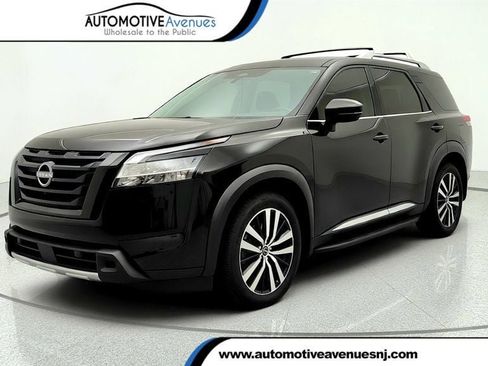 Used 2024 Nissan Pathfinder Platinum w/ Black Appearance Package AWD/4WD image 1