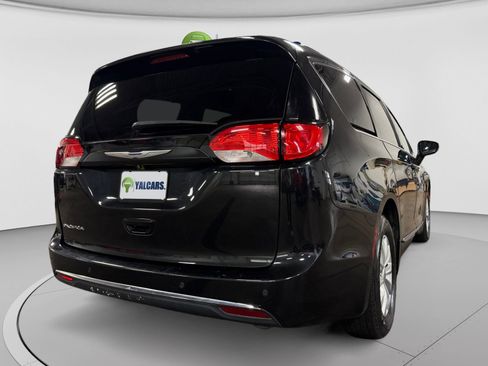 Used 2017 Chrysler Pacifica Touring-L FWD image 10