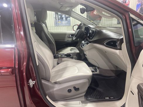 Used 2017 Chrysler Pacifica Touring-L Plus FWD image 19