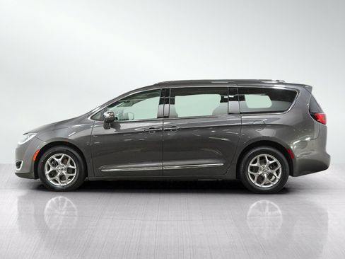 Used 2017 Chrysler Pacifica Limited w/ UConnect Theater Package FWD image 2