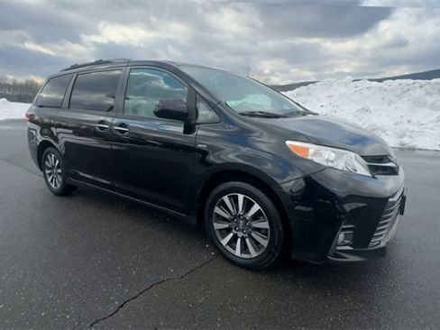 Used 2018 Toyota Sienna XLE Premium image 2