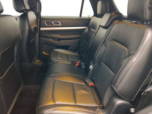 Used 2017 Ford Explorer XLT w/ Equipment Group 202A AWD/4WD image 18