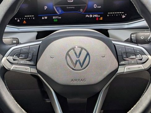 Used 2025 Volkswagen Taos SE w/ Panoramic Sunroof Package FWD image 14