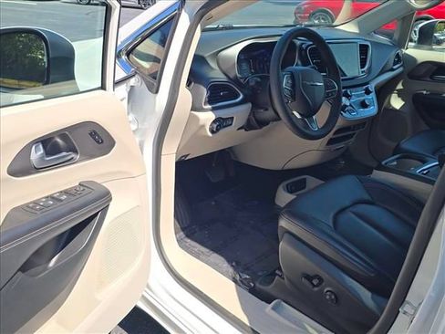Used 2023 Chrysler Pacifica Touring-L FWD image 9