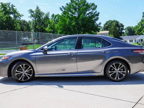 Used 2018 Toyota Camry SE FWD image 4