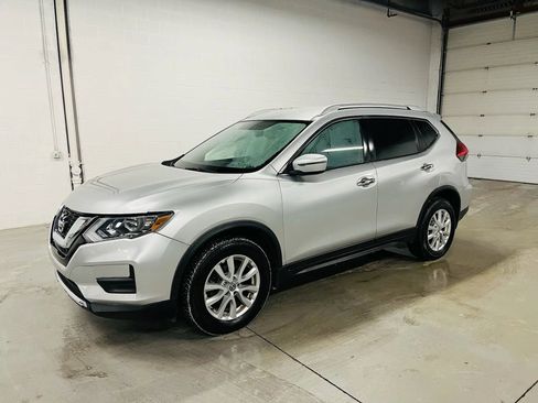 Used 2017 Nissan Rogue SV image 2