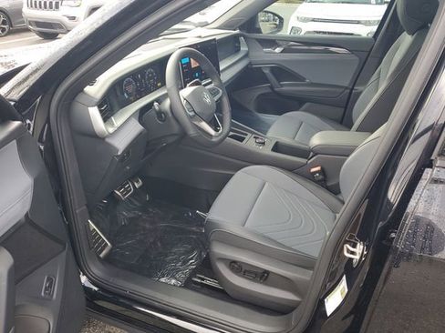 New 2026 Volkswagen Tiguan SE R-Line FWD image 17