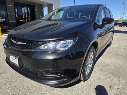 Used 2022 Chrysler Voyager LX image 1