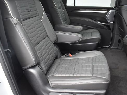 Certified 2026 Cadillac Escalade ESV Platinum Sport w/ LPO, ONYX Package AWD/4WD image 34