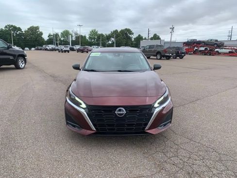 Used 2025 Nissan Altima 2.5 SV FWD image 2