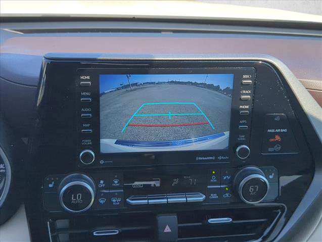Used 2021 Toyota Highlander XLE FWD image 11
