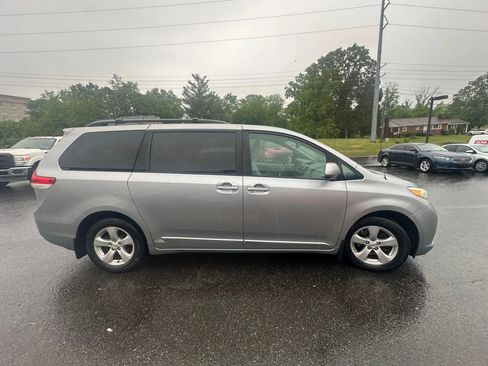 Used 2013 Toyota Sienna LE FWD image 4