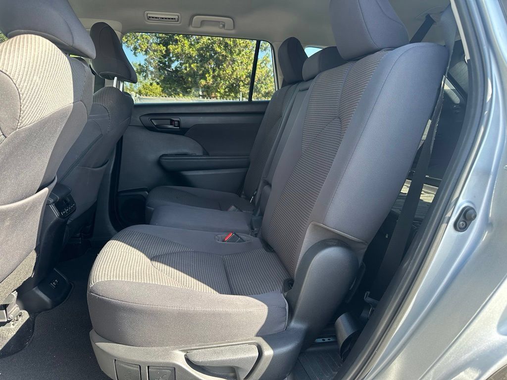 Used 2021 Toyota Highlander LE AWD/4WD image 8