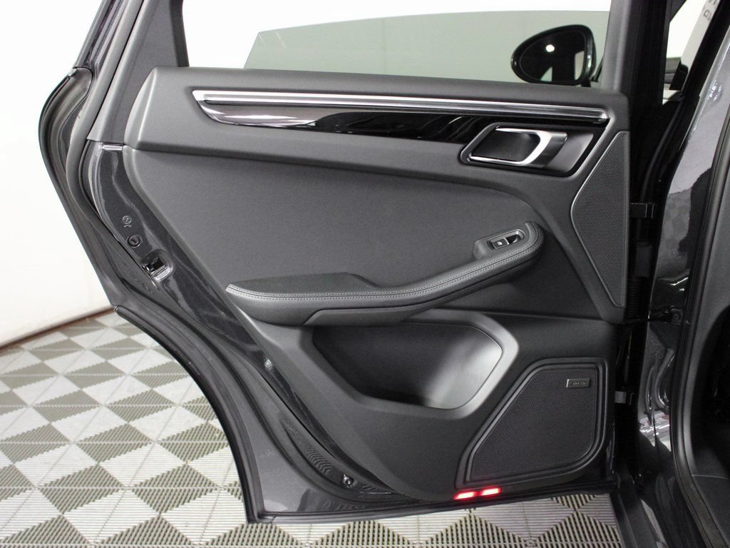 Certified 2026 Porsche Macan AWD/4WD image 32