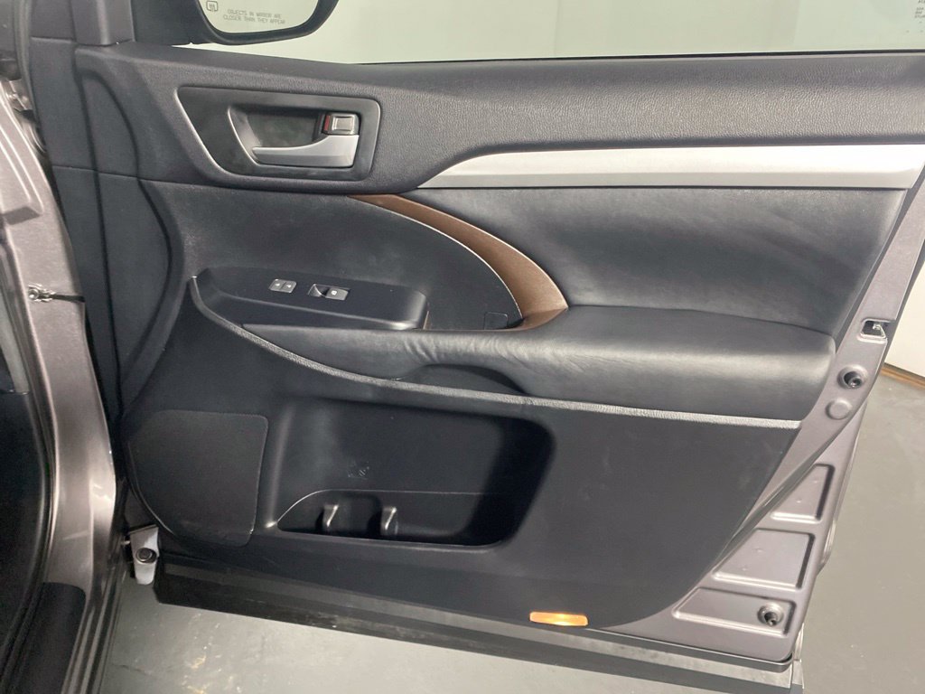 Used 2015 Toyota Highlander XLE AWD/4WD image 32