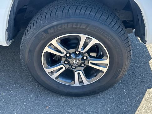 Used 2017 Toyota Tacoma TRD Sport AWD/4WD image 15
