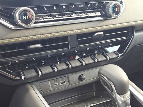 New 2025 Chevrolet Colorado ZR2 w/ ZR2 Bison Edition image 18