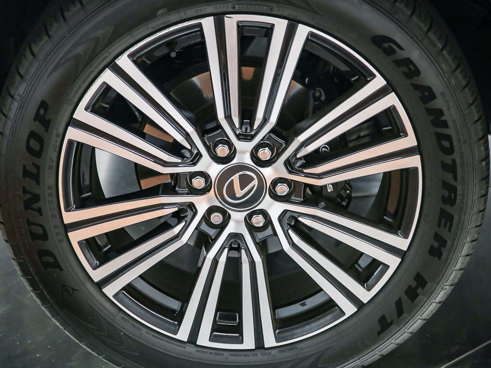 Used 2025 Lexus LX 600 4WD w/ Appearance Package image 9