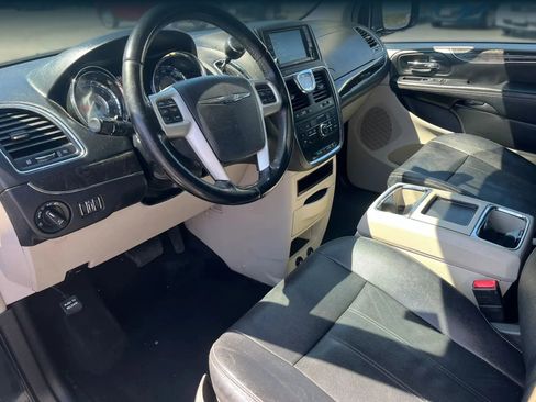 Used 2016 Chrysler Town & Country Touring image 6