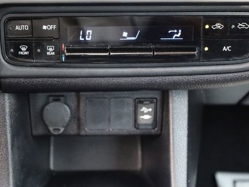 Used 2017 Toyota Corolla LE image 39