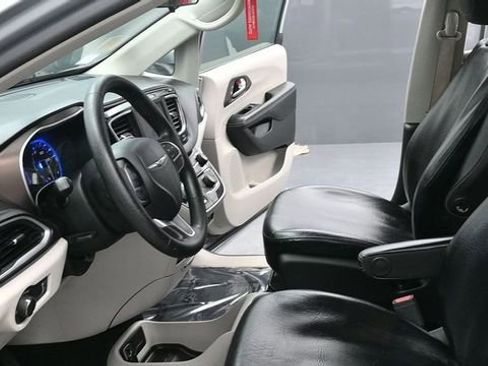 Used 2020 Chrysler Voyager L FWD image 19