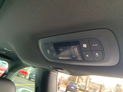 Used 2020 Chrysler Pacifica Limited image 26