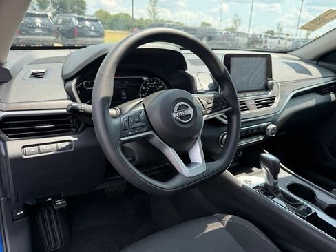 Used 2025 Nissan Altima 2.5 SV FWD image 10