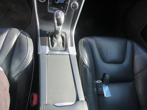 Used 2015 Volvo XC60 T6 R-Design image 19