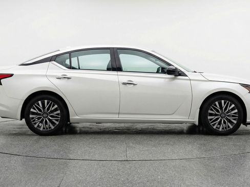 Used 2025 Nissan Altima 2.5 SV FWD image 11