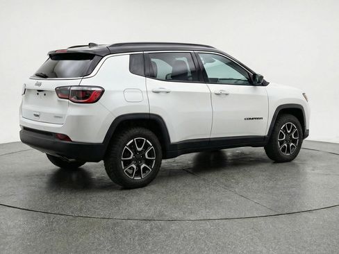 Used 2025 Jeep Compass Trailhawk image 9