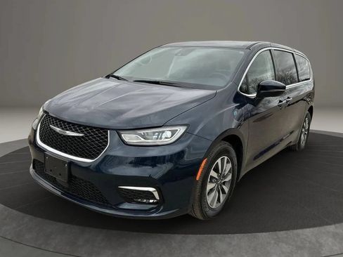 Used 2023 Chrysler Pacifica Touring-L FWD image 1