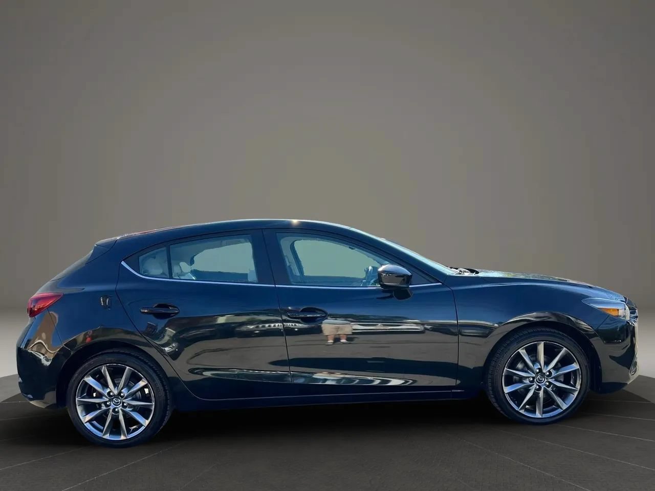 Used 2018 MAZDA MAZDA3 Grand Touring w/ Premium Equipment Package FWD image 4