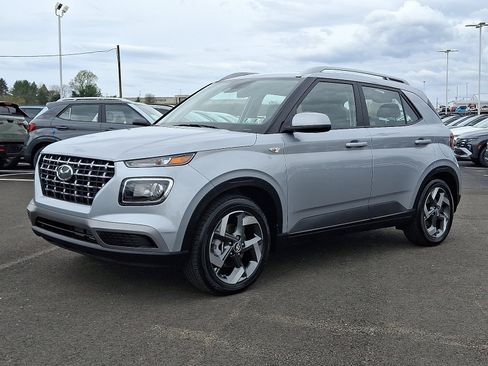 Used 2023 Hyundai Venue SEL image 3