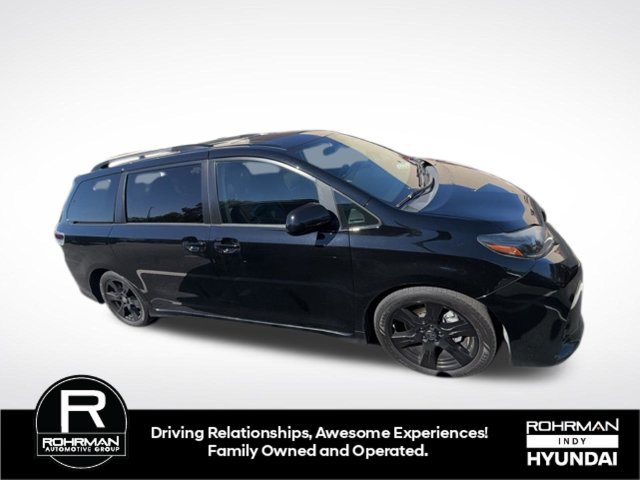 Used 2020 Toyota Sienna SE w/ Nightshade Edition FWD image 5