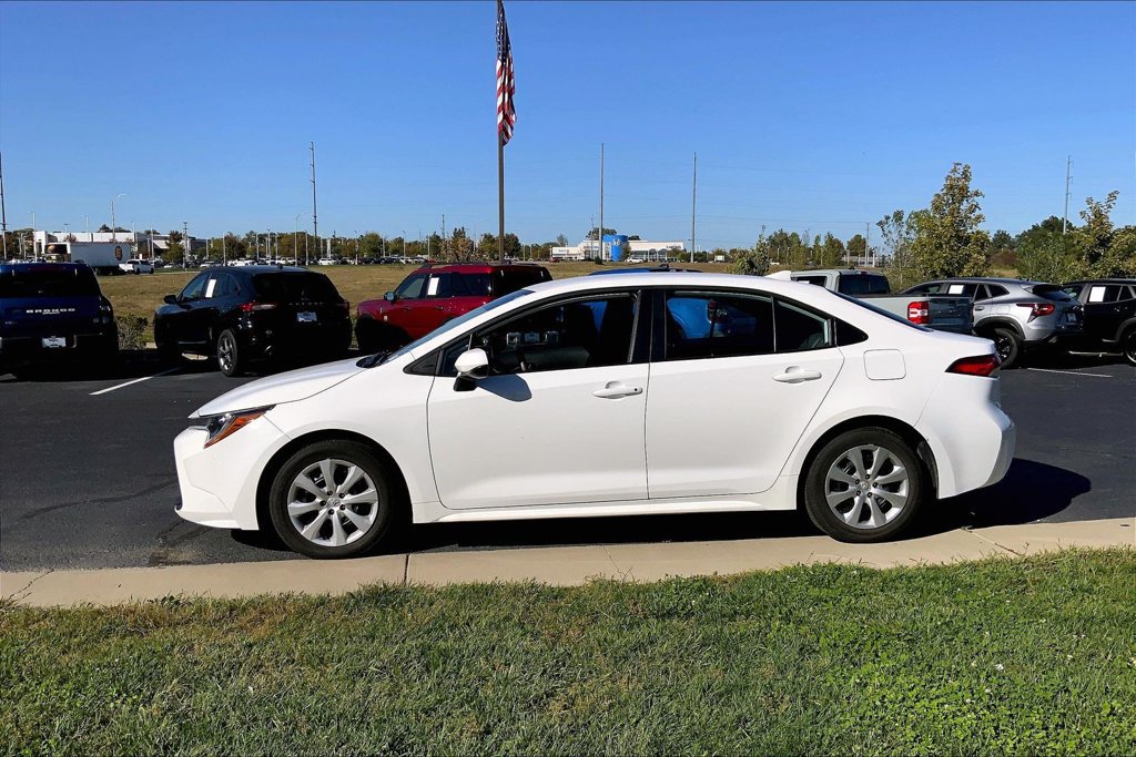 Used 2025 Toyota Corolla LE FWD image 12