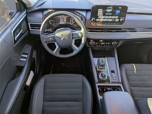 Used 2024 Mitsubishi Outlander SE image 16