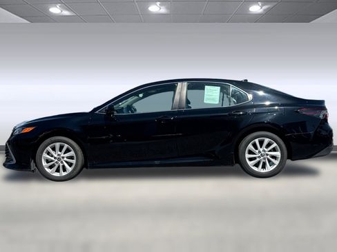Used 2022 Toyota Camry LE FWD image 2