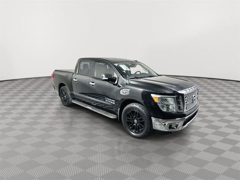 Used 2017 Nissan Titan SV image 2