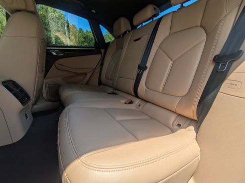 Used 2022 Porsche Macan AWD/4WD image 12