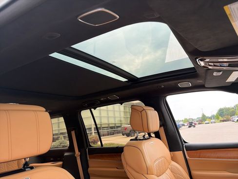 Used 2023 Jeep Grand Wagoneer Series III AWD/4WD image 13