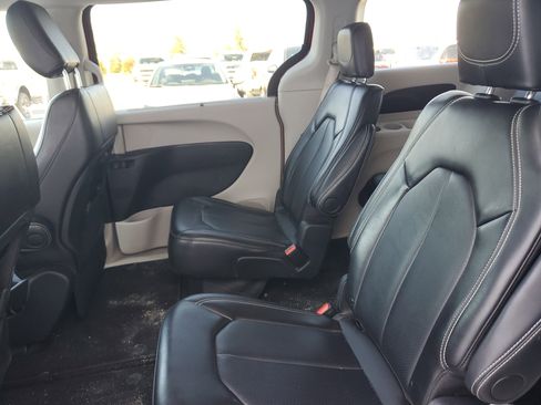 Used 2024 Chrysler Pacifica Touring-L image 13