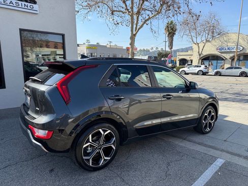 Used 2024 Kia Niro EX Touring image 7