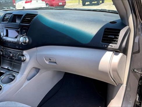 Used 2011 Toyota Highlander 2WD w/ Tech Pkg image 19