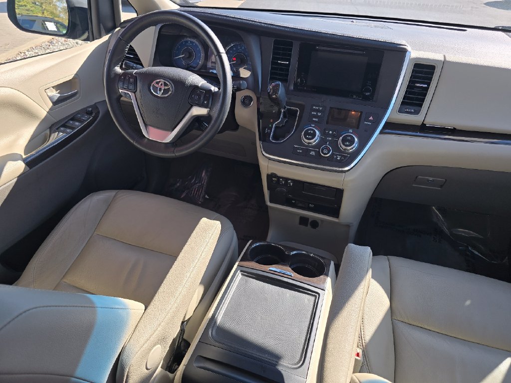Used 2017 Toyota Sienna XLE Premium AWD/4WD image 31
