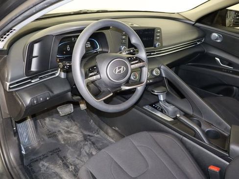 Used 2025 Hyundai Elantra SE FWD image 21