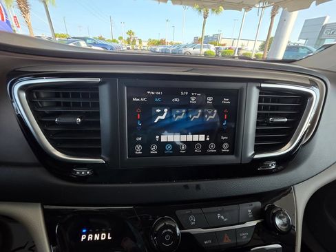 Used 2018 Chrysler Pacifica LX FWD image 21
