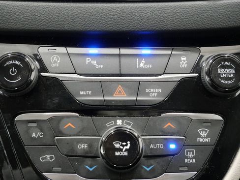 Used 2023 Chrysler Pacifica Touring-L FWD image 19