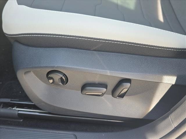 New 2026 Volkswagen Taos SE FWD image 7
