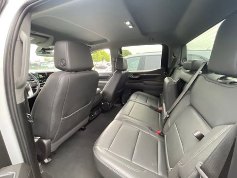 Used 2025 GMC Sierra 1500 SLT AWD/4WD image 4